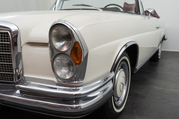 Mercedes-Benz 280 SE (W111)