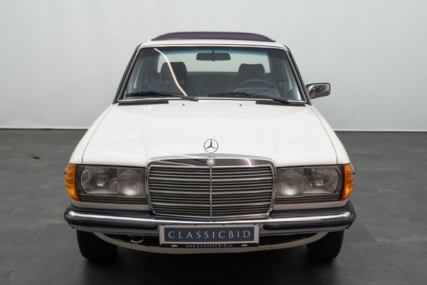 Mercedes-Benz 200 (W123)