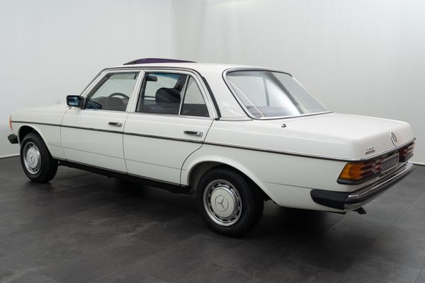Mercedes-Benz 200 (W123)