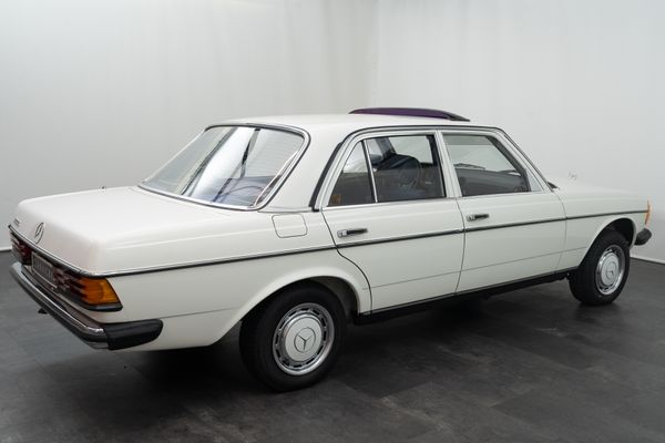 Mercedes-Benz 200 (W123)