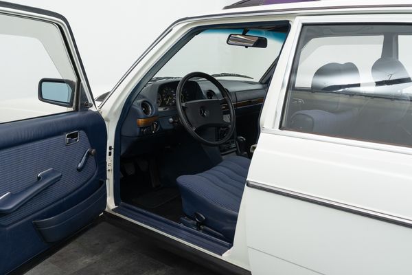 Mercedes-Benz 200 (W123)