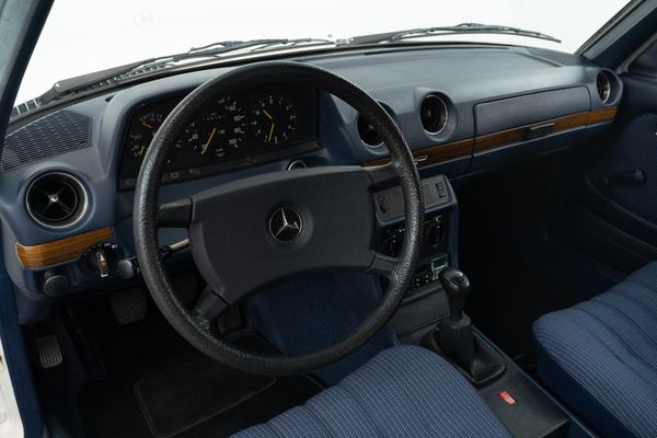 Mercedes-Benz 200 (W123)