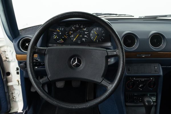 Mercedes-Benz 200 (W123)
