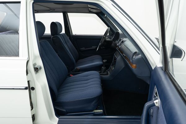 Mercedes-Benz 200 (W123)