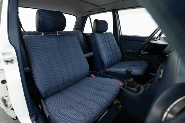 Mercedes-Benz 200 (W123)