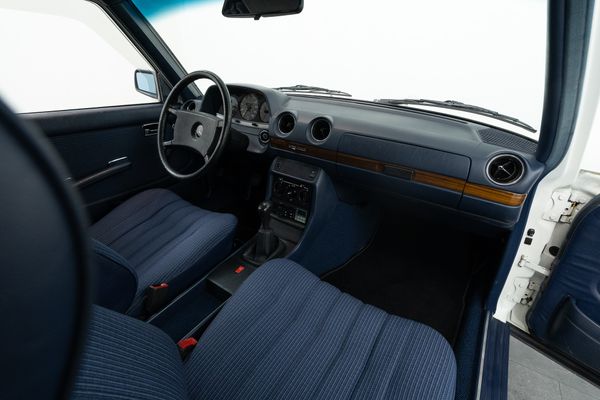 Mercedes-Benz 200 (W123)