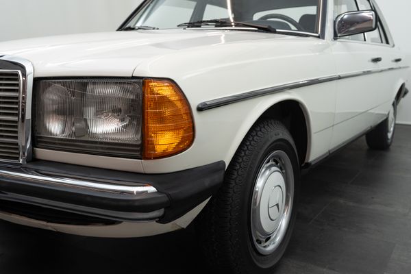 Mercedes-Benz 200 (W123)