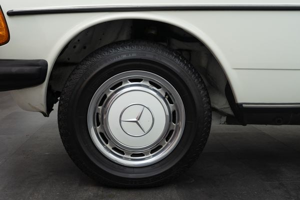 Mercedes-Benz 200 (W123)