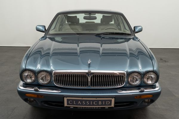 Jaguar XJ8