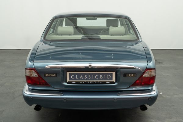 Jaguar XJ8