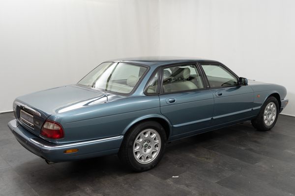 Jaguar XJ8
