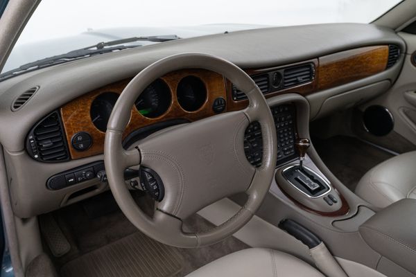 Jaguar XJ8