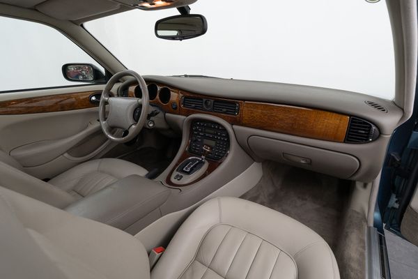 Jaguar XJ8