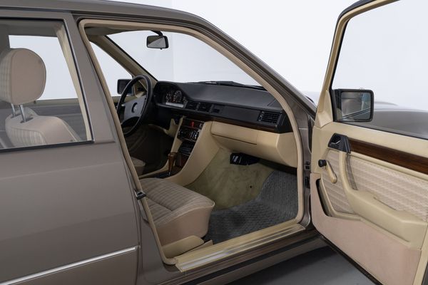 Mercedes-Benz E 260 Automatik
