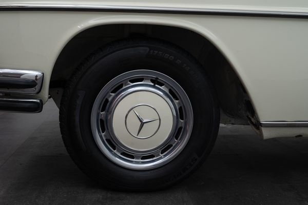 Mercedes-Benz 250 CE /8
