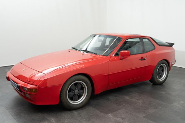 Porsche 944