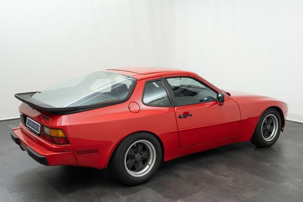 Porsche 944