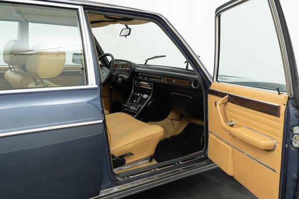 BMW 3.3 LI (E3) Automatic