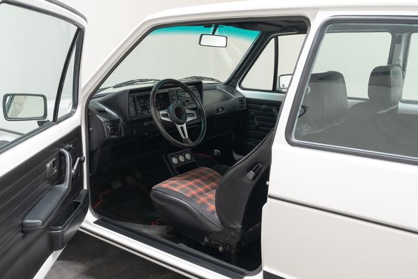 Volkswagen Golf I GTI Pirelli