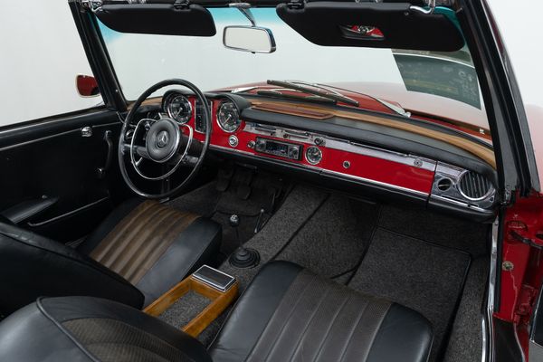 Mercedes-Benz 230 SL