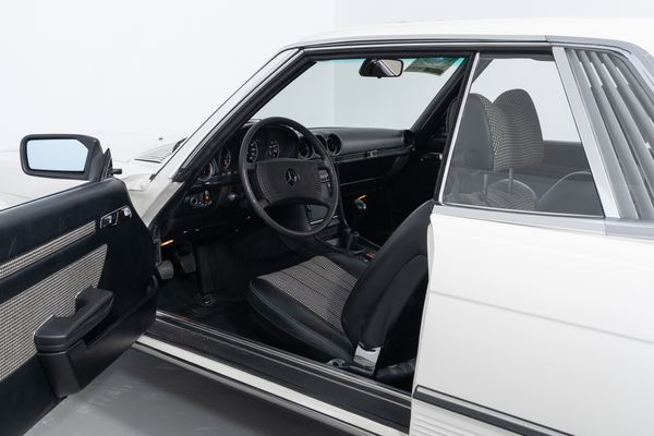 Mercedes-Benz 280 SLC (107)