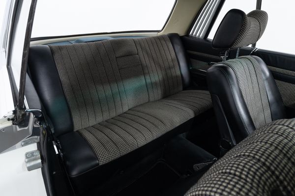 Mercedes-Benz 280 SLC (107)