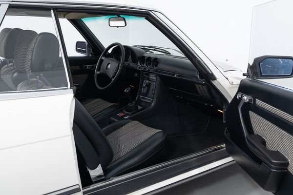 Mercedes-Benz 280 SLC (107)