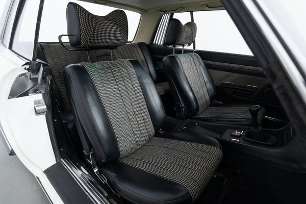 Mercedes-Benz 280 SLC (107)