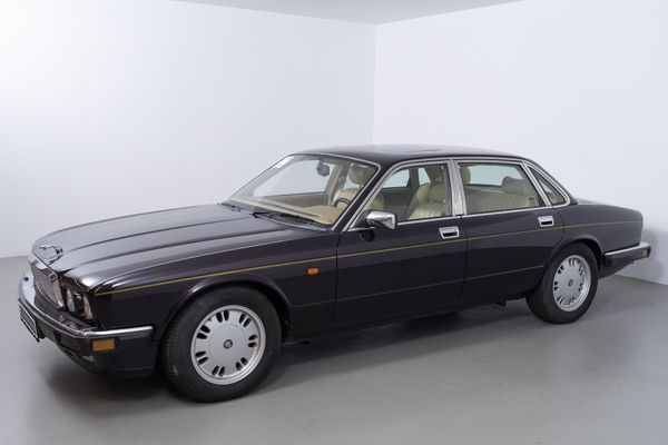 Jaguar XJ 40