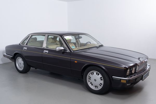 Jaguar XJ 40