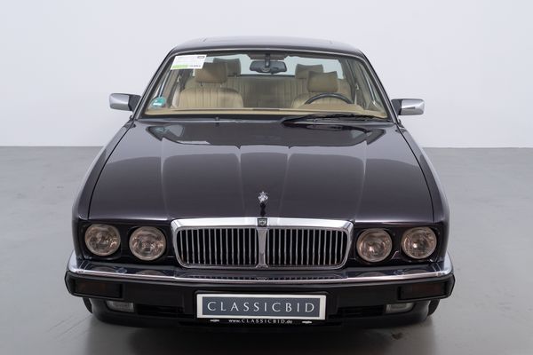 Jaguar XJ 40