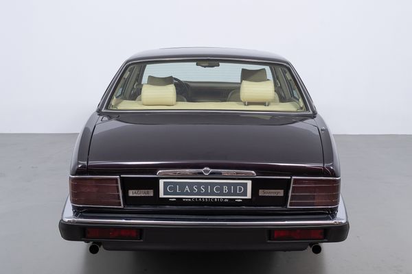 Jaguar XJ 40