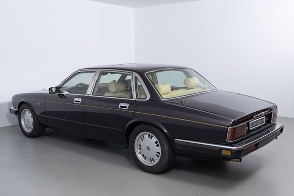 Jaguar XJ 40