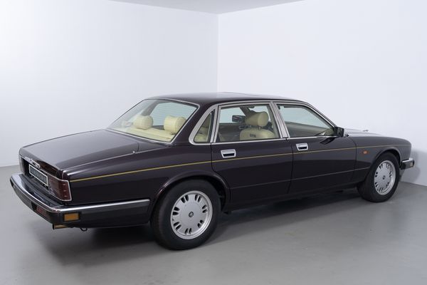 Jaguar XJ 40