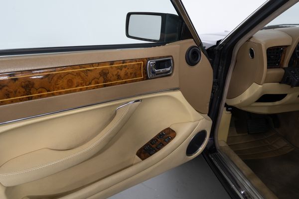 Jaguar XJ 40