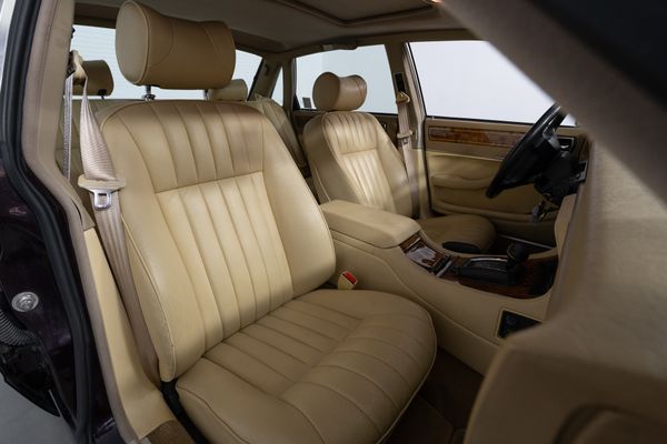 Jaguar XJ 40