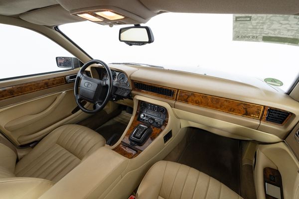 Jaguar XJ 40