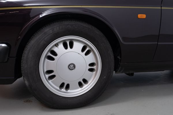 Jaguar XJ 40