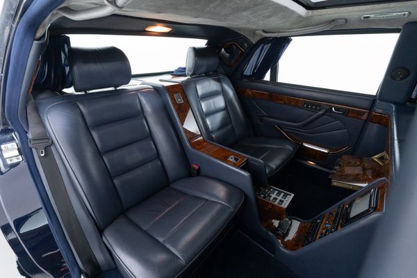 Mercedes-Benz 560 SEL Pullmann