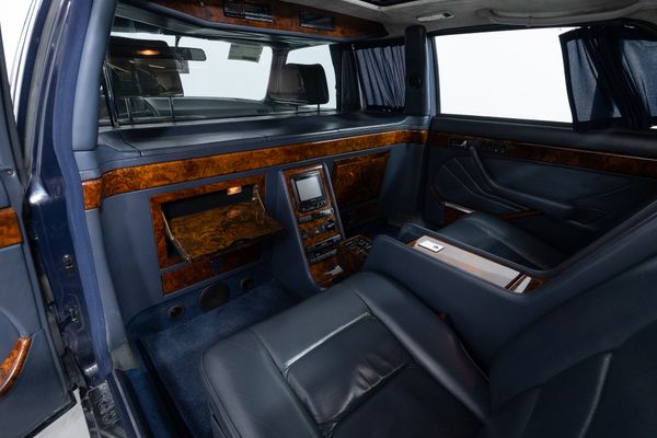 Mercedes-Benz 560 SEL Pullmann