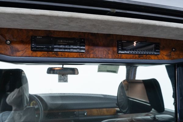 Mercedes-Benz 560 SEL Pullmann