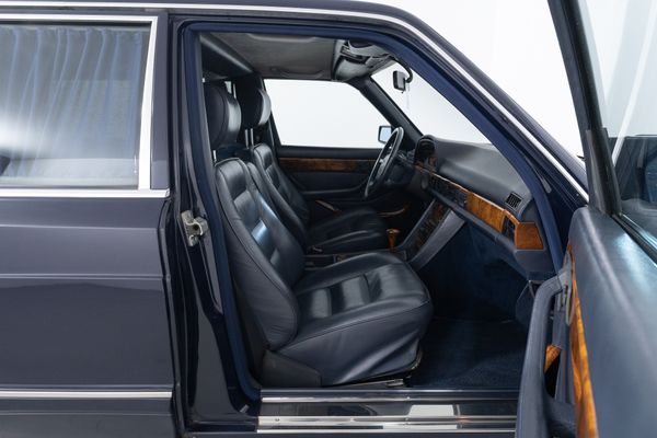 Mercedes-Benz 560 SEL Pullmann