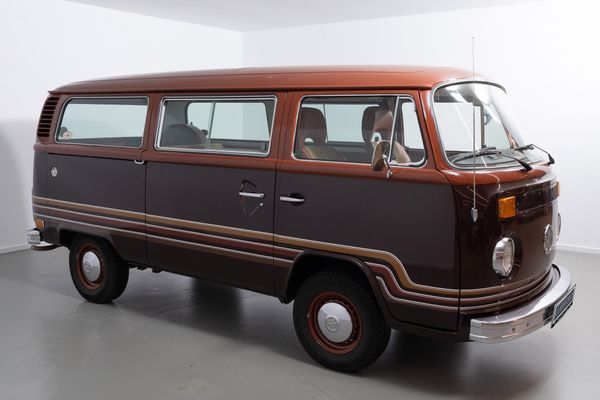 Volkswagen T2b Champagne Edition