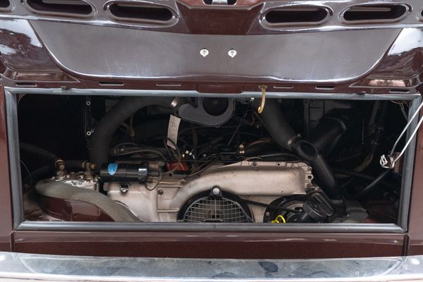 Volkswagen T2b Champagne Edition