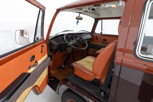Volkswagen T2b Champagne Edition