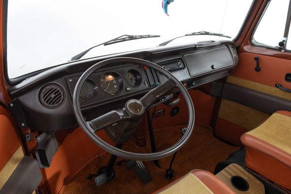 Volkswagen T2b Champagne Edition