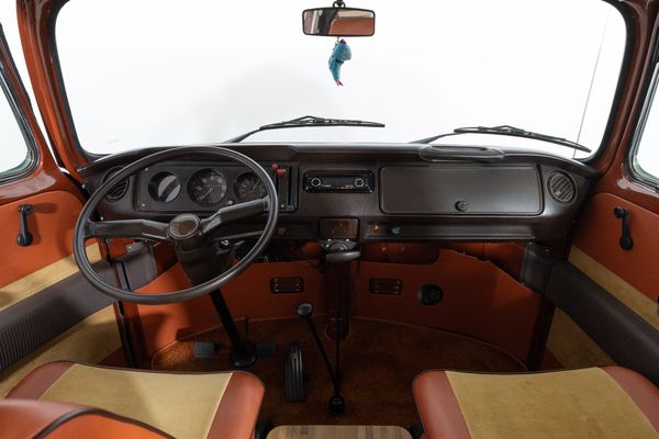 Volkswagen T2b Champagne Edition