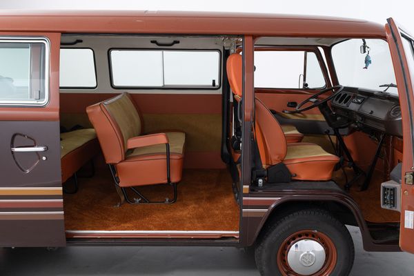 Volkswagen T2b Champagne Edition