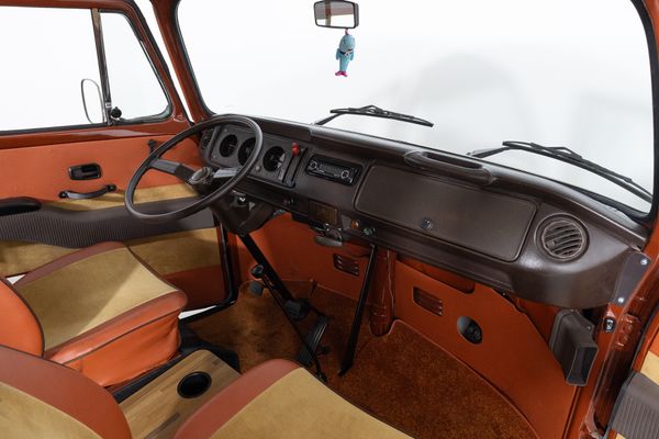 Volkswagen T2b Champagne Edition