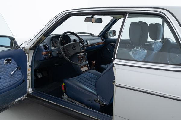 Mercedes-Benz 230 C (C 123)